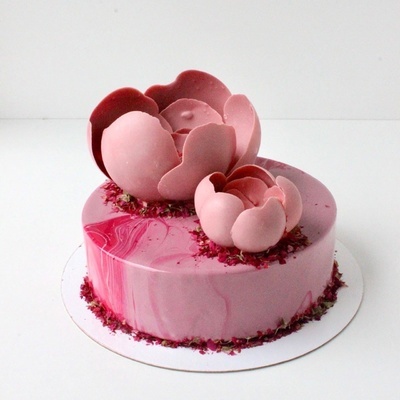 Муссовый торт с розовыми  пионами